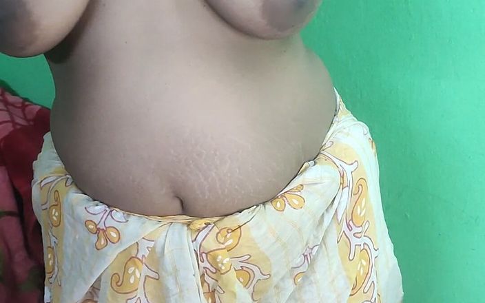 Pussy fingering and showing big ass by Desi bengali beautiful lady in Sharee and green bra.
