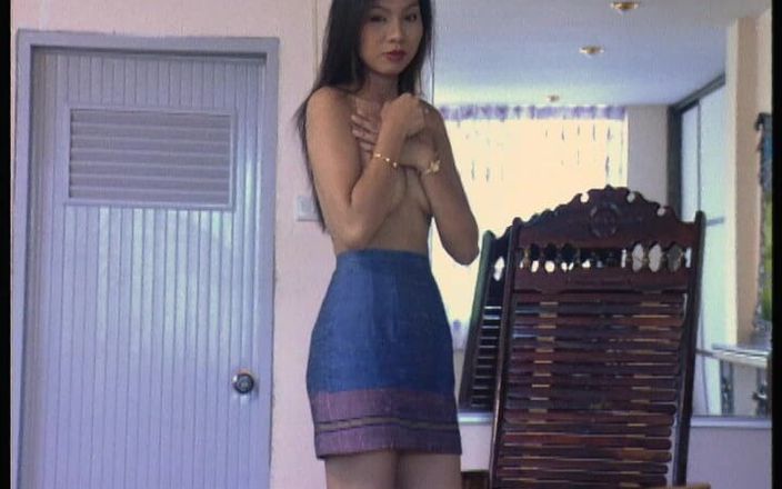 Schuechterne Asiatin Mit Taschenlampe - Shy Asian Woman with Flashlight Softclip