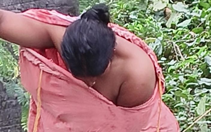 Sexy Bhabhi Bathing in Open Bathroom