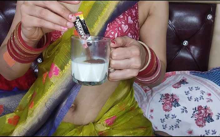 Sexy Bhabhi Makes Yummy Coffee From Her Fresh Breast Milk for Devar by Squeezing Out Her Milk in Cup (hindi Audio)