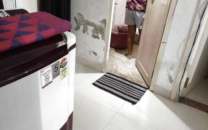 Sexy Hotgirl21 Aunty Does Very Sexy Activity When Seen From in Bathroom.