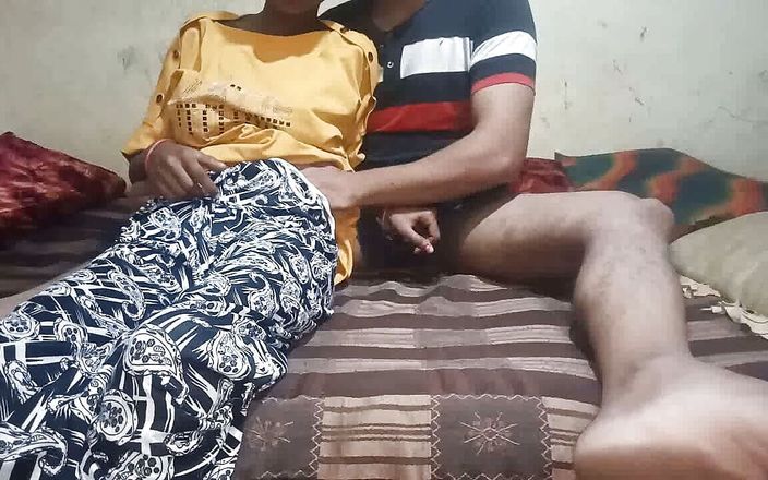 Sexy Tina Ne Pados Ke Ladke Ko Pta Ke Rat Me Apne Bedroom Me Bula Ke Apni Chudayi Karwai