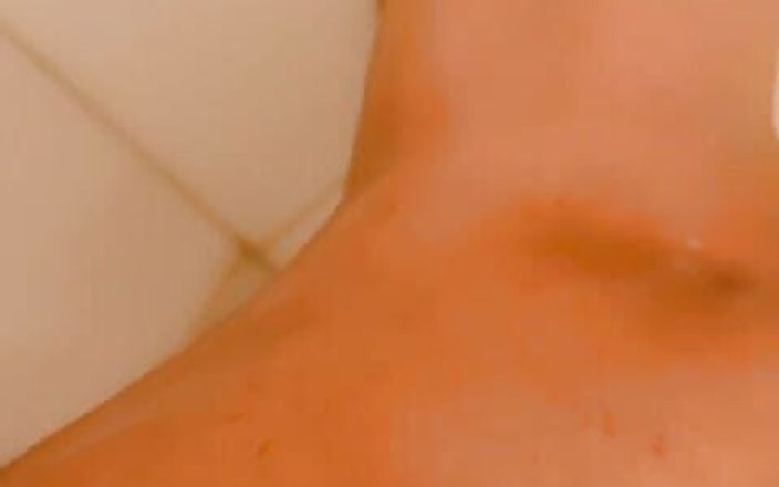 She's Get Fun with Cream and Shaving Her Legs