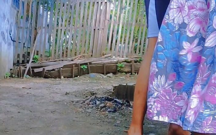 Squatting Under a Mango Tree Was Almost Caught by a Neighbor