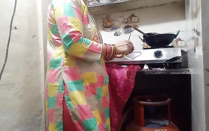 Started Fucking the Bhabhi Next Door While She Was Cooking Vegetables at Home