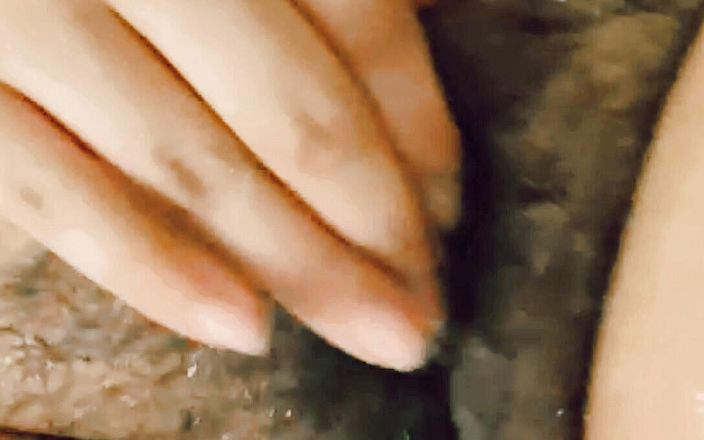 Wildenglishbbw playing with my hairy fat pussy in bath