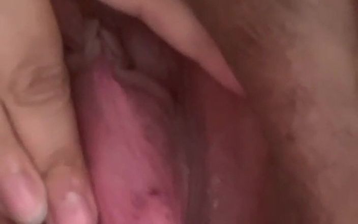 WildEnglishBBW rubbing my clit spreading my dripping wet pink pussy