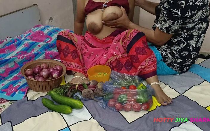 XXX Bhojpuri Bhabhi, While Selling Vegetables, Showing off Her Fat Nipples, Got Chuckled by the Customer!